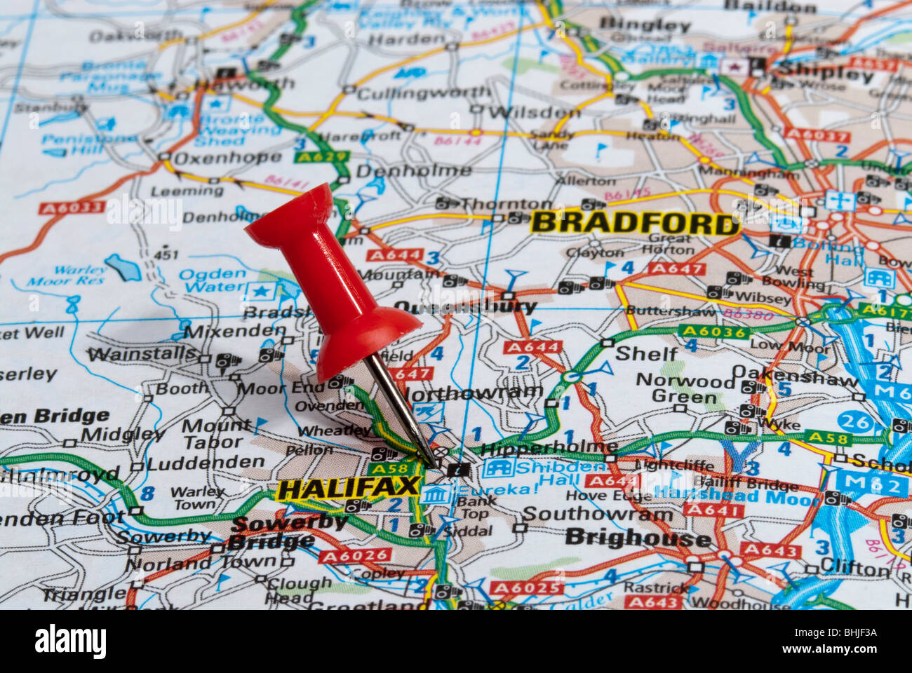 Carte rouge broche en route vers ville de Halifax Banque D'Images