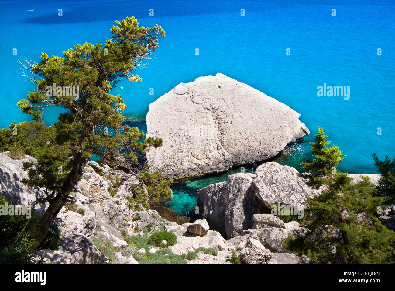 Plage Cala Luna vide bay, l'île de Sardaigne en Italie. Eau bleu clair dans la baie de Cala Luna, Mer Méditerranée. Banque D'Images