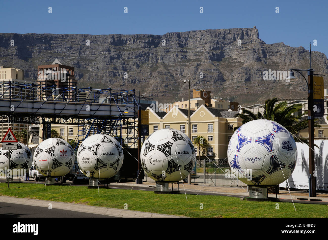 Cape Town Afrique du Sud World Cup 2010 lieu dans la ville de ballons surdimensionnés dominé par la Montagne de la table Banque D'Images