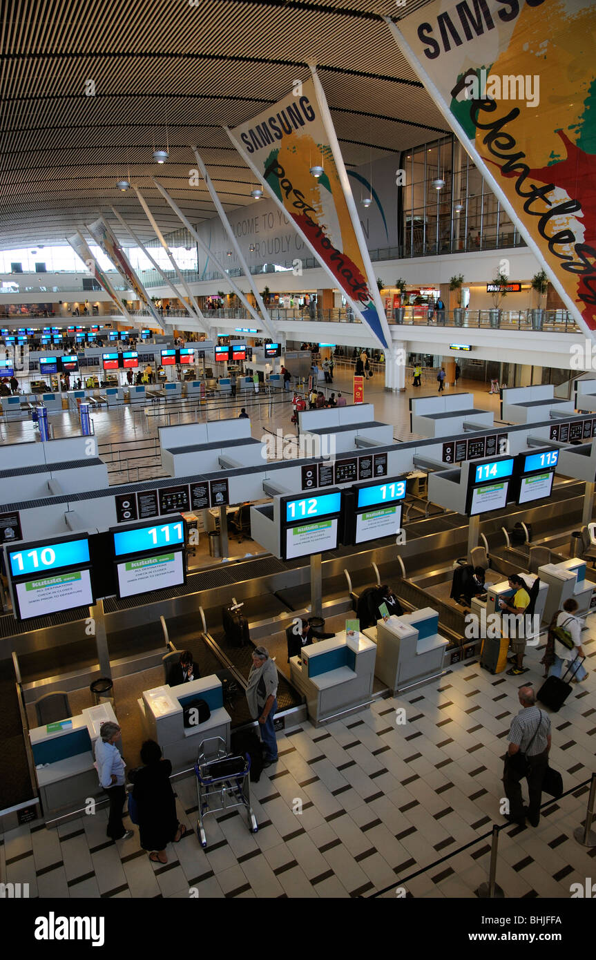 Les passagers de la compagnie aérienne Kulula vérifier dans un bureau de l'Aéroport International de Cape Town Central terminal building Banque D'Images