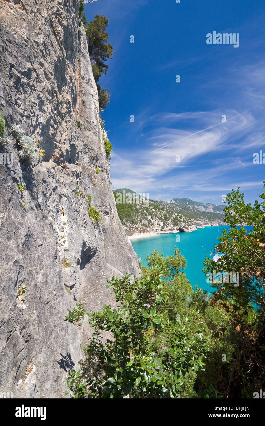 Plage Cala Luna vide bay, l'île de Sardaigne en Italie. Eau bleu clair dans la baie de Cala Luna, Mer Méditerranée. Banque D'Images
