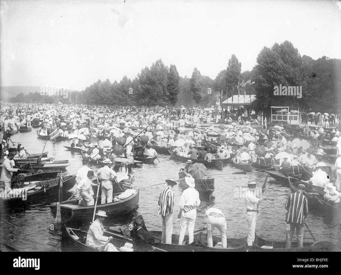 Bateaux sur la Tamise pendant la régate Heney, Henley-on-Thames, Oxfordshire, c1860-c1922. Artiste : Henry Taunt Banque D'Images