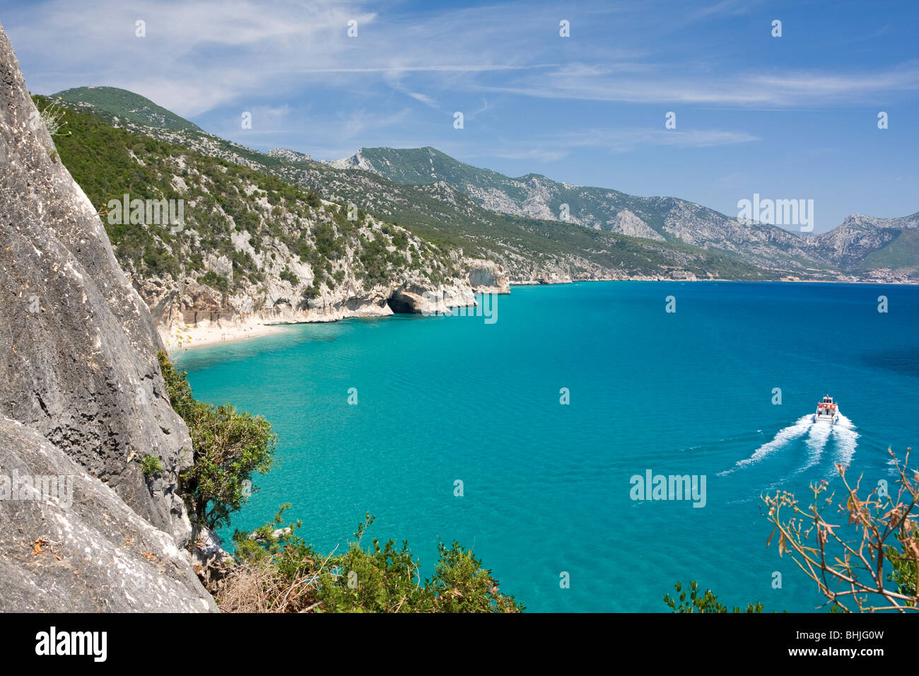 Baie vide Cala Luna Plage, Sardaigne, île de l'Italie. Eau bleu clair dans la baie de Cala Luna, Mer Méditerranée. Banque D'Images