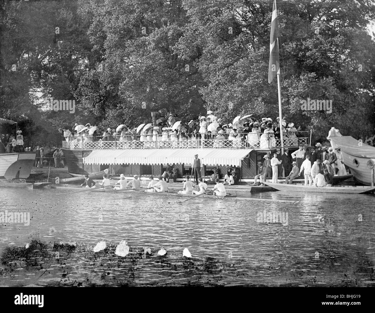 L'équipe d'aviron de la préparation pour une course de bateau, observé par les spectateurs, Oxford, Oxfordshire, c1860-c1922. Artiste : Henry Taunt Banque D'Images