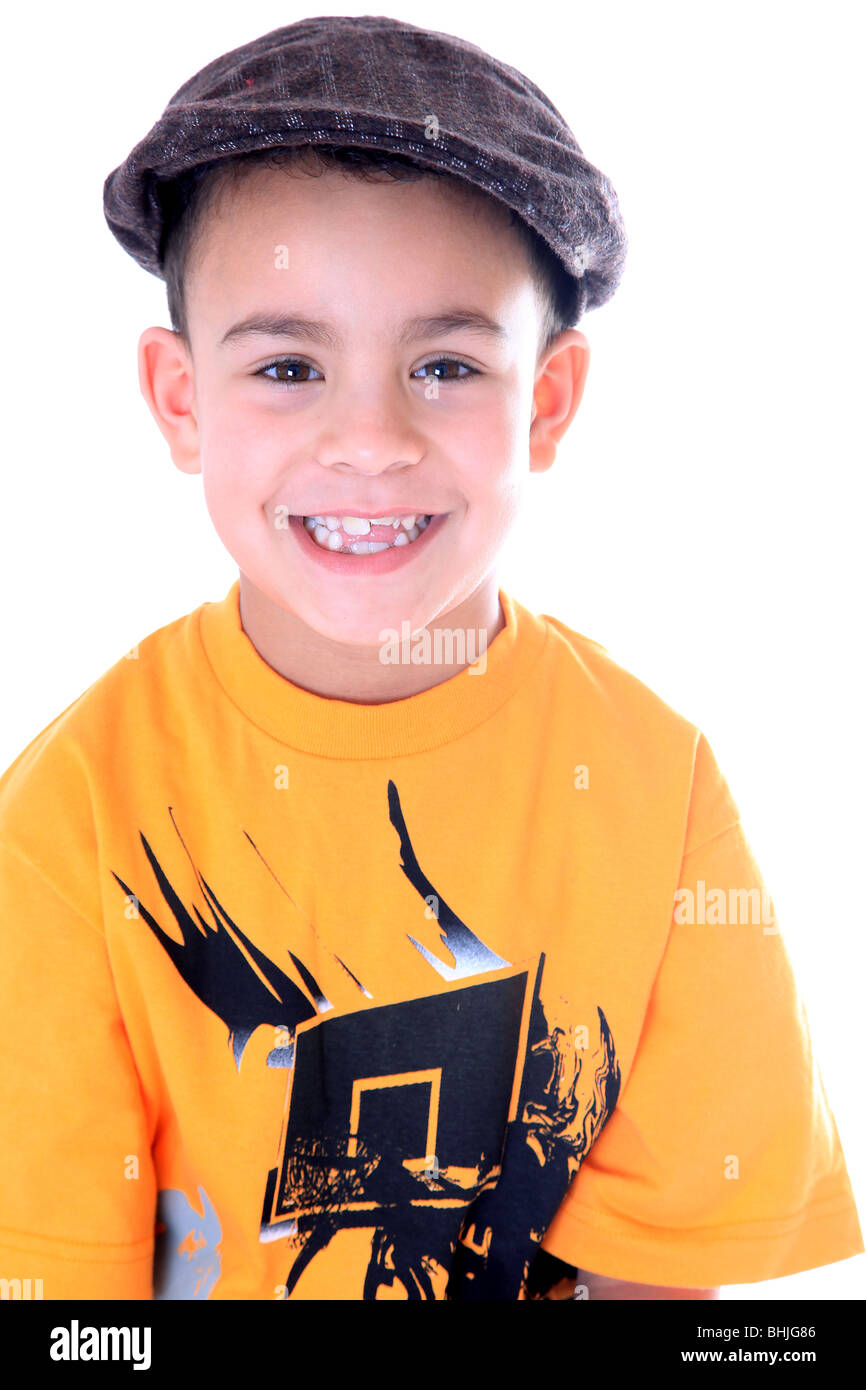 Cheeky 7 ans garçon portant une casquette. Banque D'Images