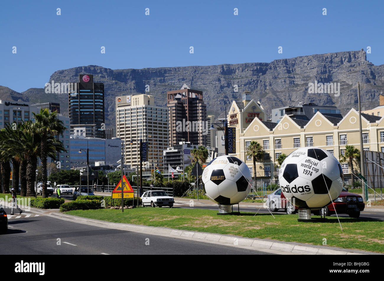 Cape Town Afrique du Sud World Cup 2010 lieu dans la ville de ballons surdimensionnés dominé par la Montagne de la table Banque D'Images