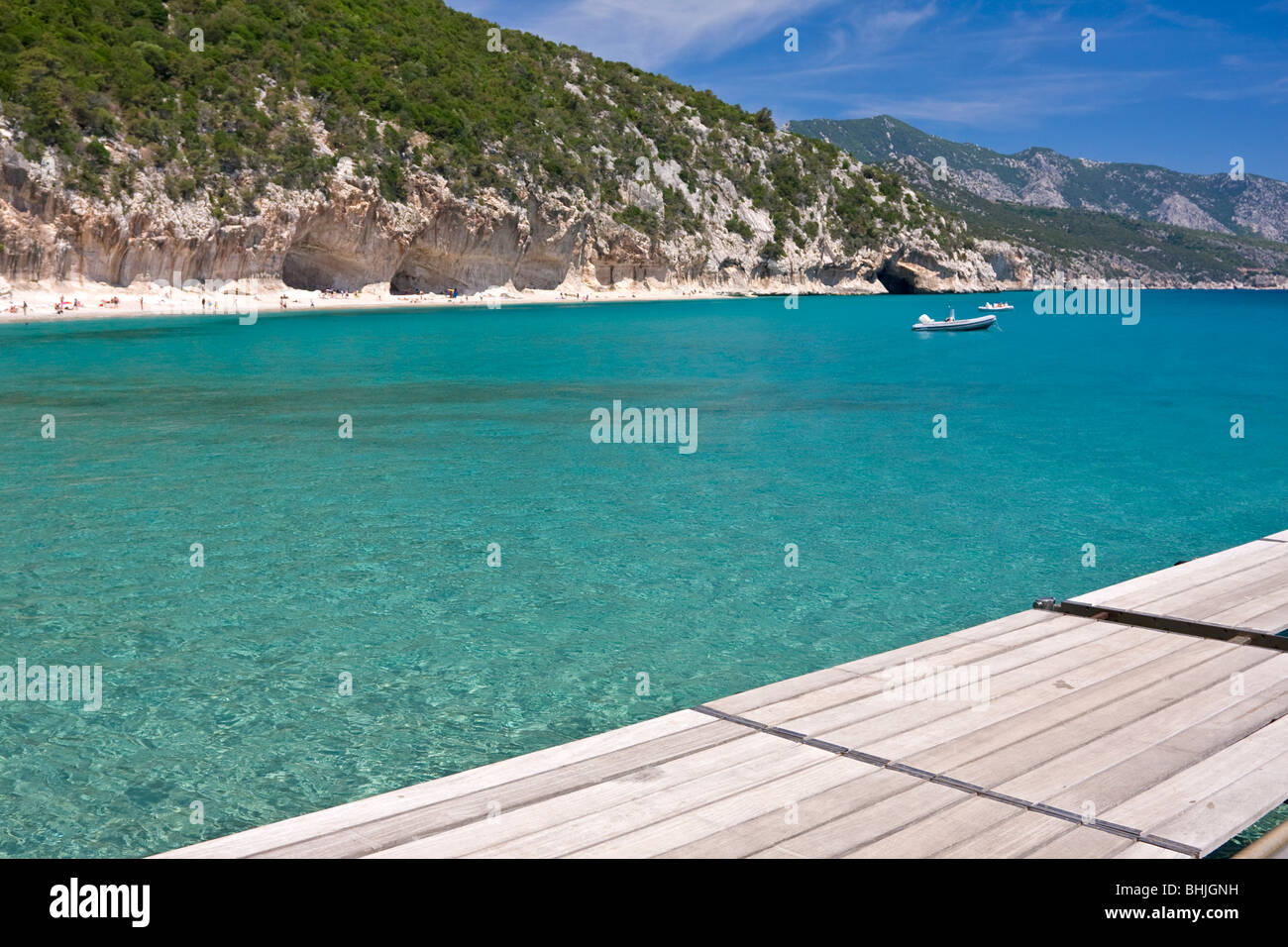 Getty en bois vide dans la plage de Cala Luna, Sardaigne, île de l'Italie. Eau bleu clair dans la baie de Cala Luna, Mer Méditerranée. Banque D'Images