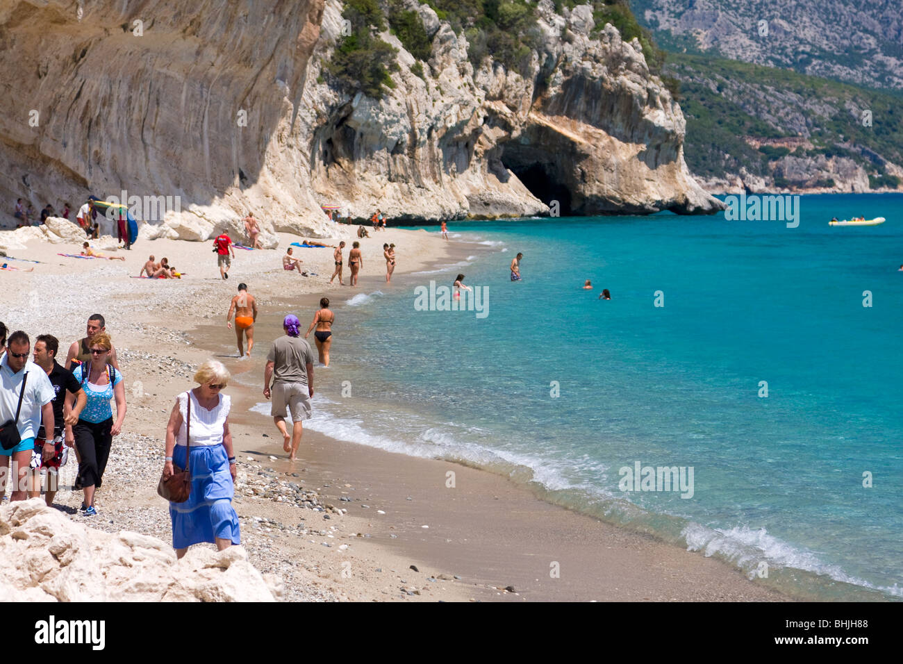 Plage de Cala Luna, Sardaigne, île de l'Italie. Les gens sur la plage. Eau bleu clair dans la baie de Cala Luna, Mer Méditerranée. Banque D'Images