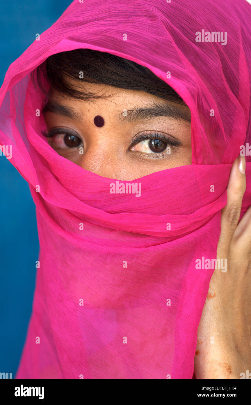 Asian woman with tika et rose saree, Udaipur, Inde Banque D'Images