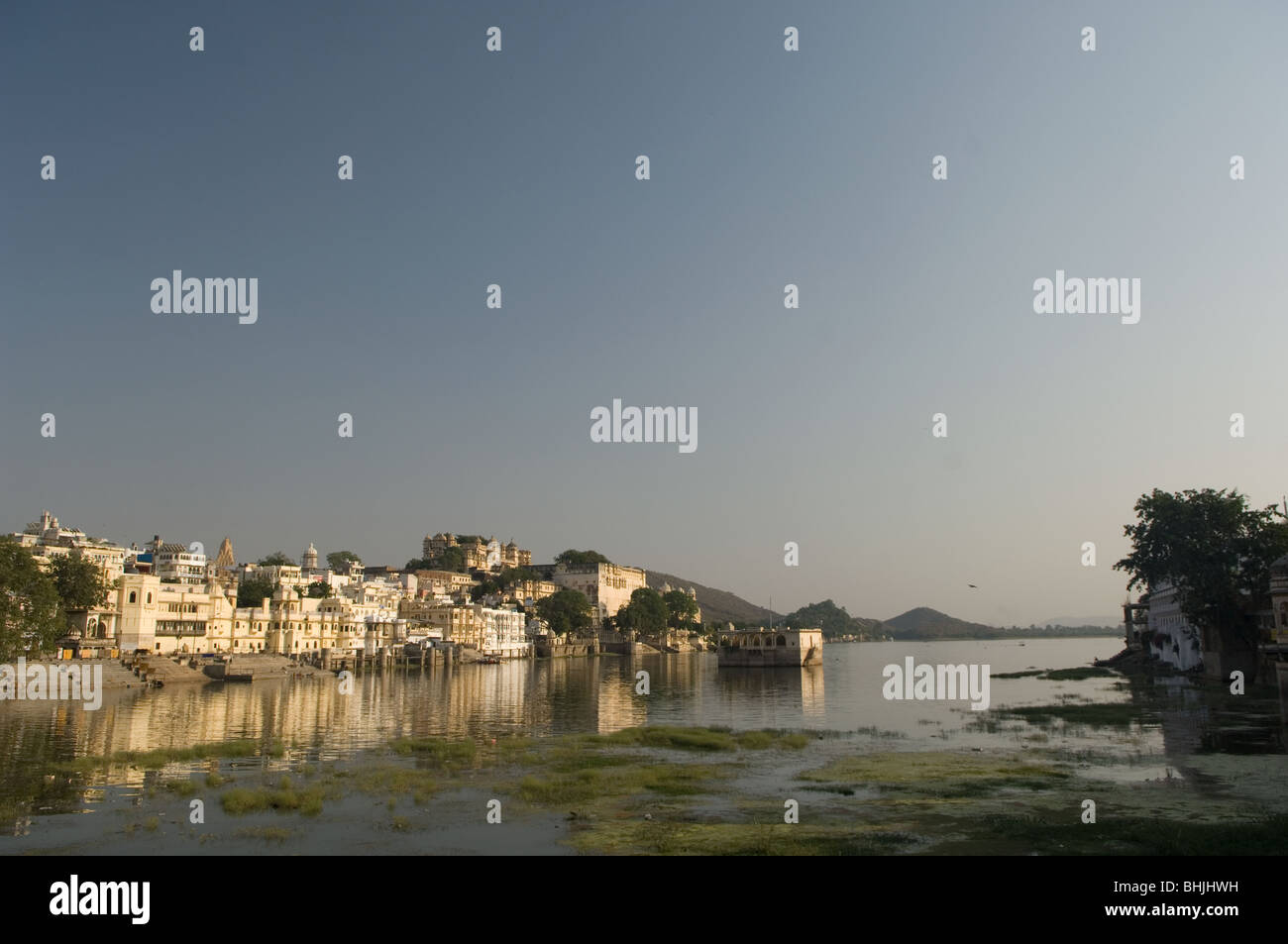 Coucher de soleil sur le lac Pichola et la ville romantique de Udaipur, Rajasthan, Inde Banque D'Images