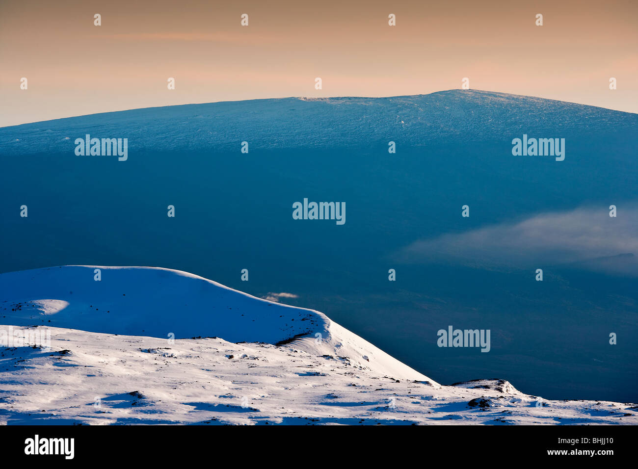 Vue du Mauna Kea à Mauna Loa sur un cône de scories enneigés. Banque D'Images