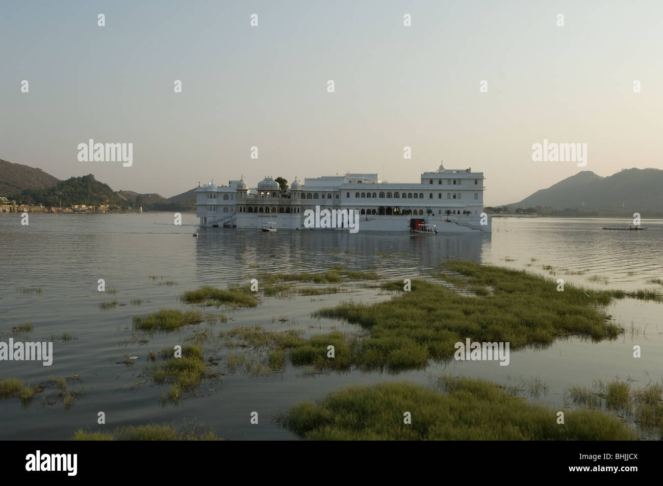 Coucher de soleil sur le lac Pichola et la ville romantique de Udaipur, Rajasthan, Inde Banque D'Images