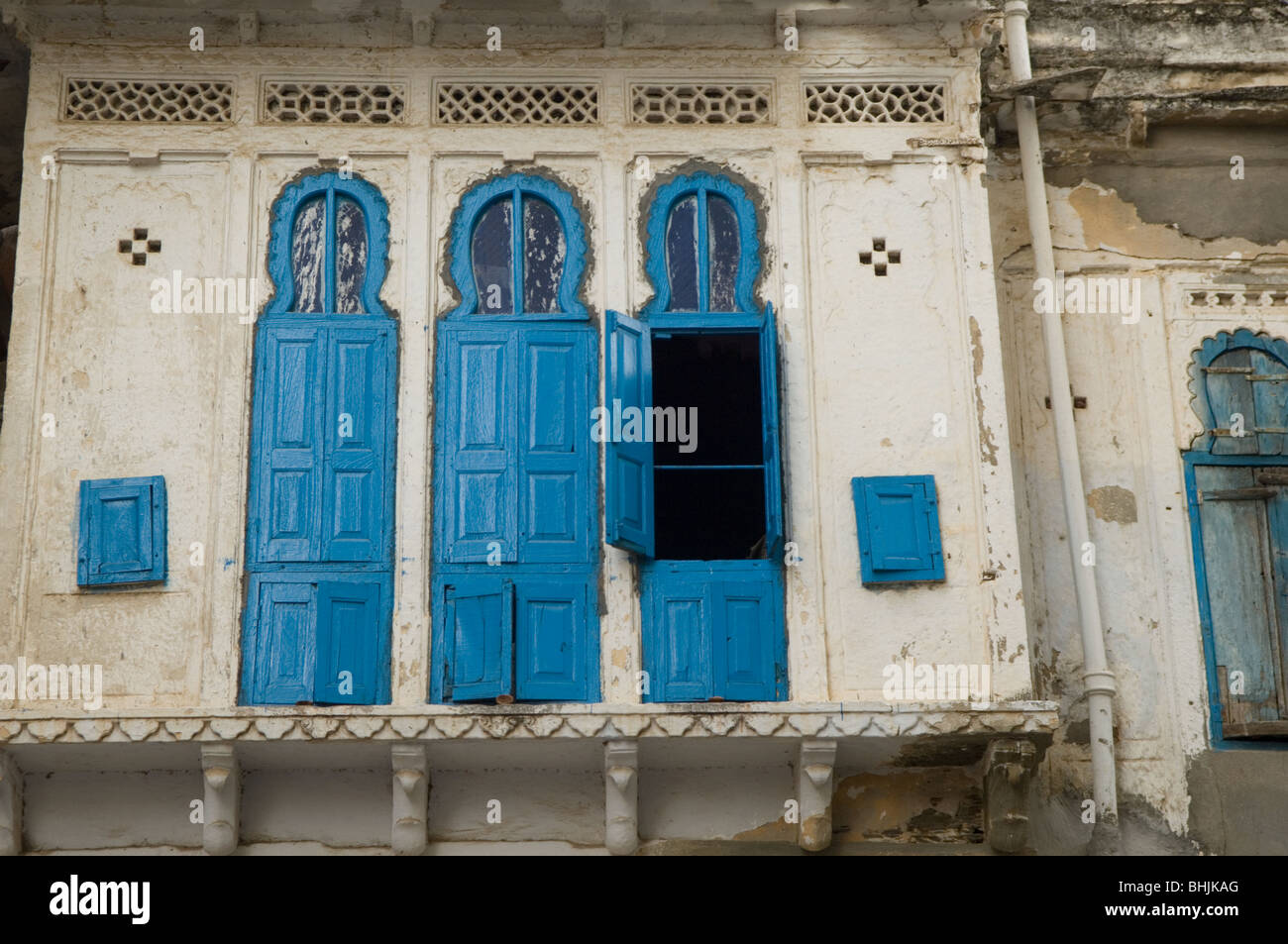 Udaipur, Rajasthan, la ville la plus romantique est célèbre pour les symboles accueillant peinte autour de portes et fenêtres, Inde Banque D'Images