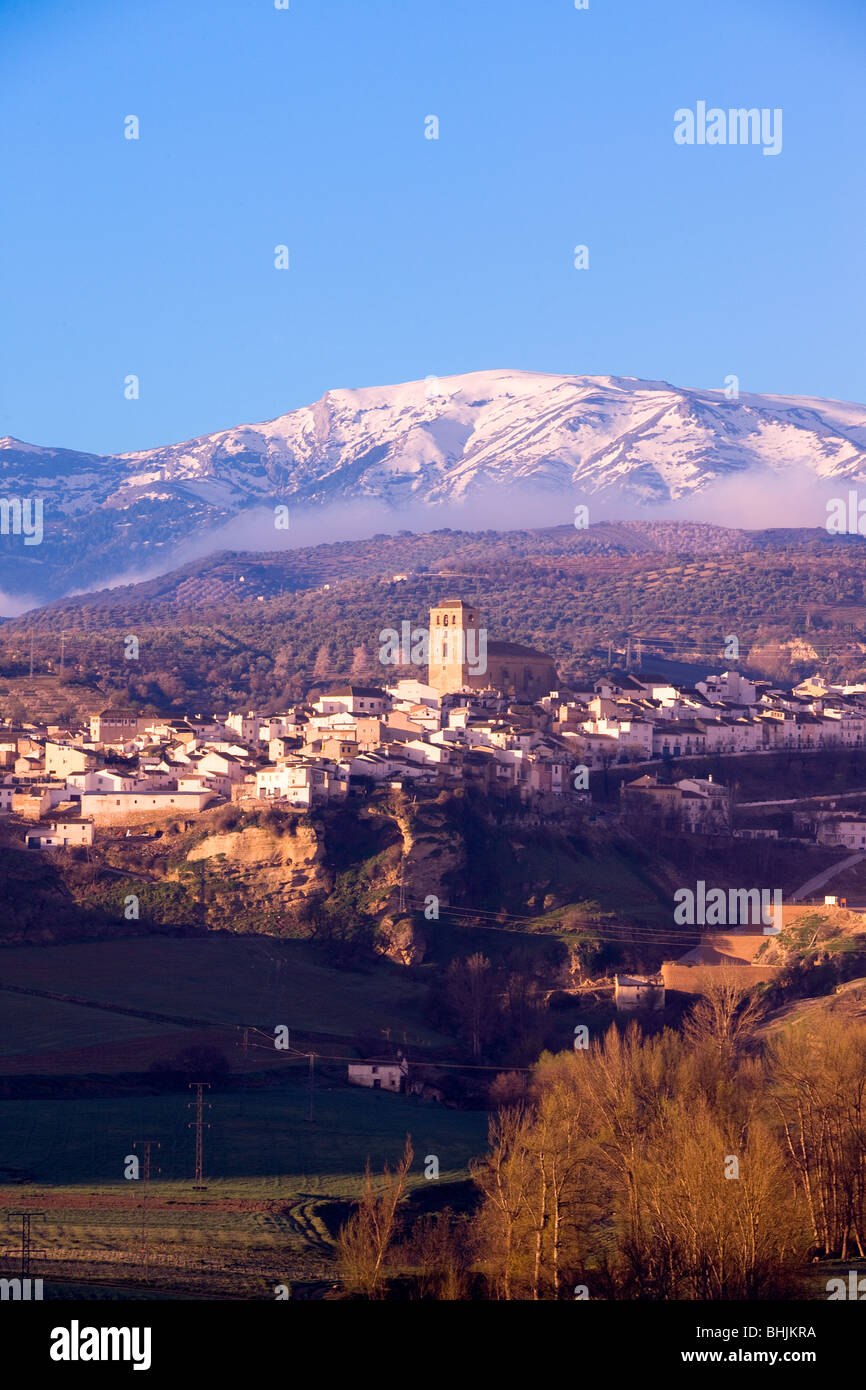 Alhama de Granada avec ses montagnes couvertes de neige dans la distance, Granada, Espagne Banque D'Images