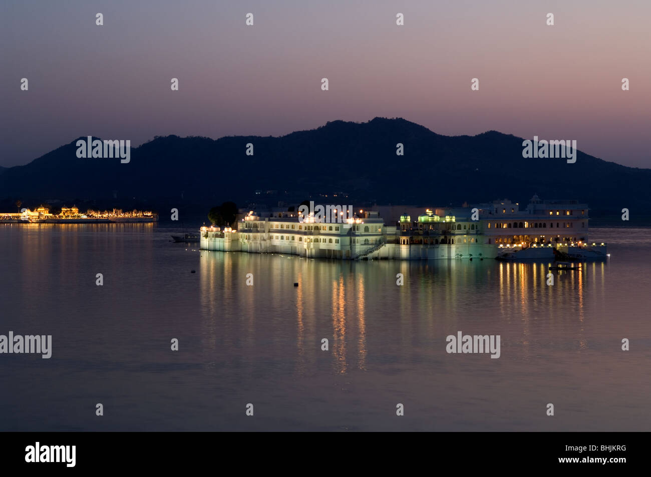 Coucher de soleil sur le lac Pichola et la ville romantique de Udaipur, Rajasthan, Inde Banque D'Images