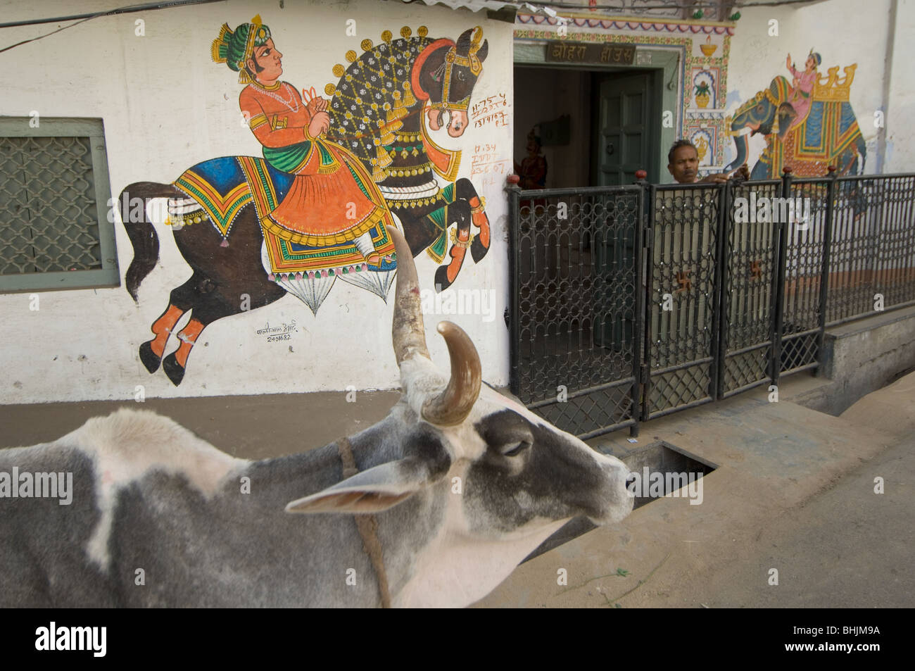 Udaipur, Rajasthan, la ville la plus romantique est célèbre pour les symboles accueillant peinte autour de portes et fenêtres, Inde Banque D'Images