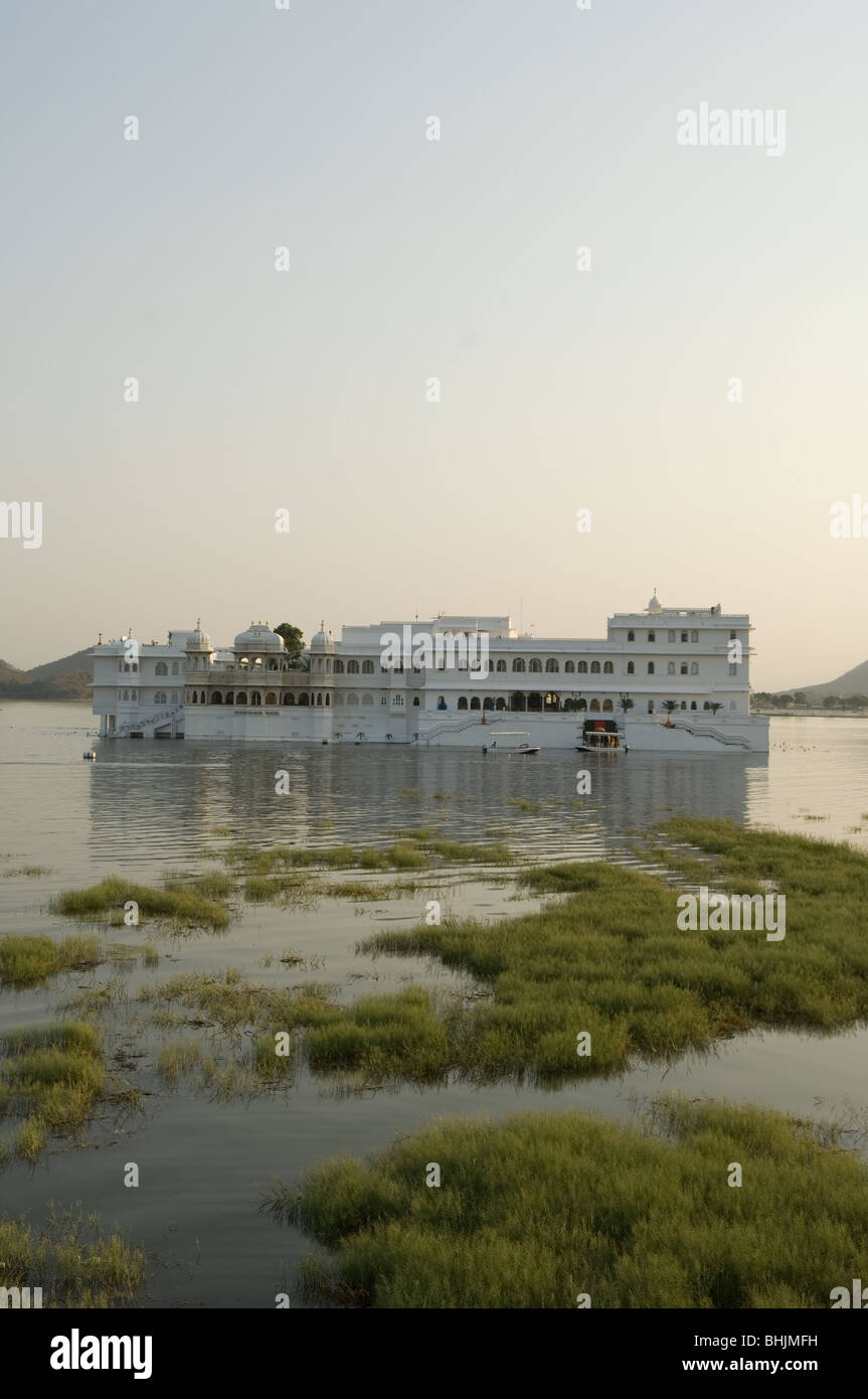 Coucher de soleil sur le lac Pichola et la ville romantique de Udaipur, Rajasthan, Inde Banque D'Images