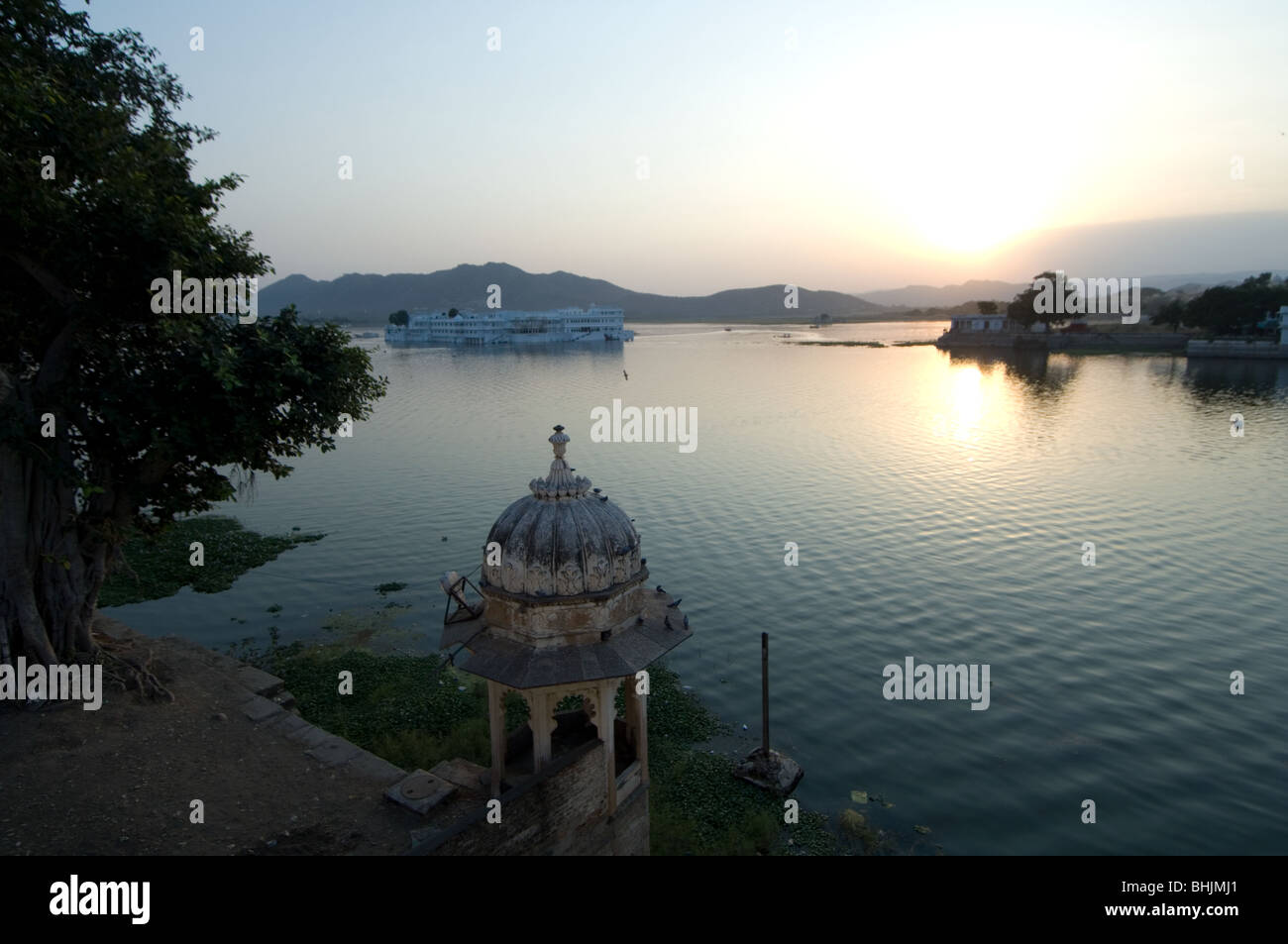 Coucher de soleil sur le lac Pichola et la ville romantique de Udaipur, Rajasthan, Inde Banque D'Images