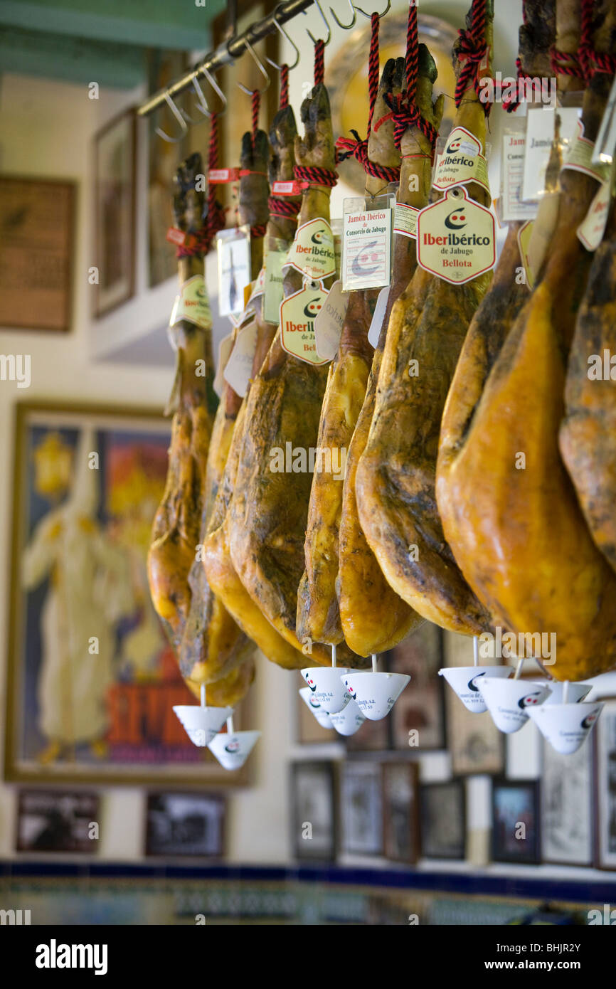 Ham accroché dans city bar, Espagne, Andalousie, Séville Banque D'Images
