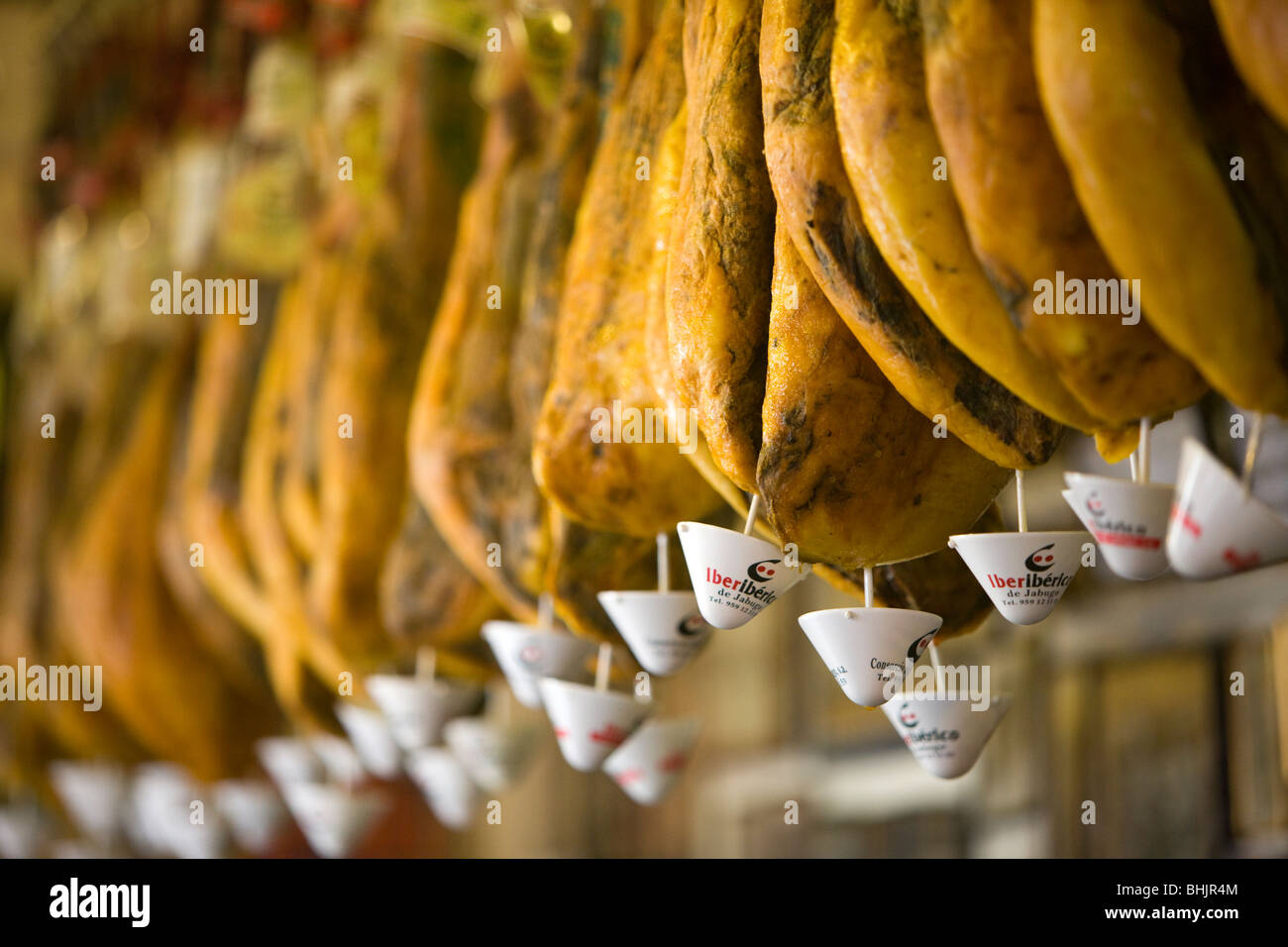 Ham accroché dans city bar, Espagne, Andalousie, Séville Banque D'Images