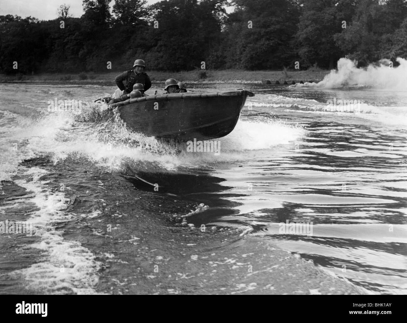 Nazisme / socialisme national, militaire, Wehrmacht, armée, pionniers allemands d'assaut traversant une rivière avec un bateau d'assaut, manœuvre, 15.8.1940, Banque D'Images