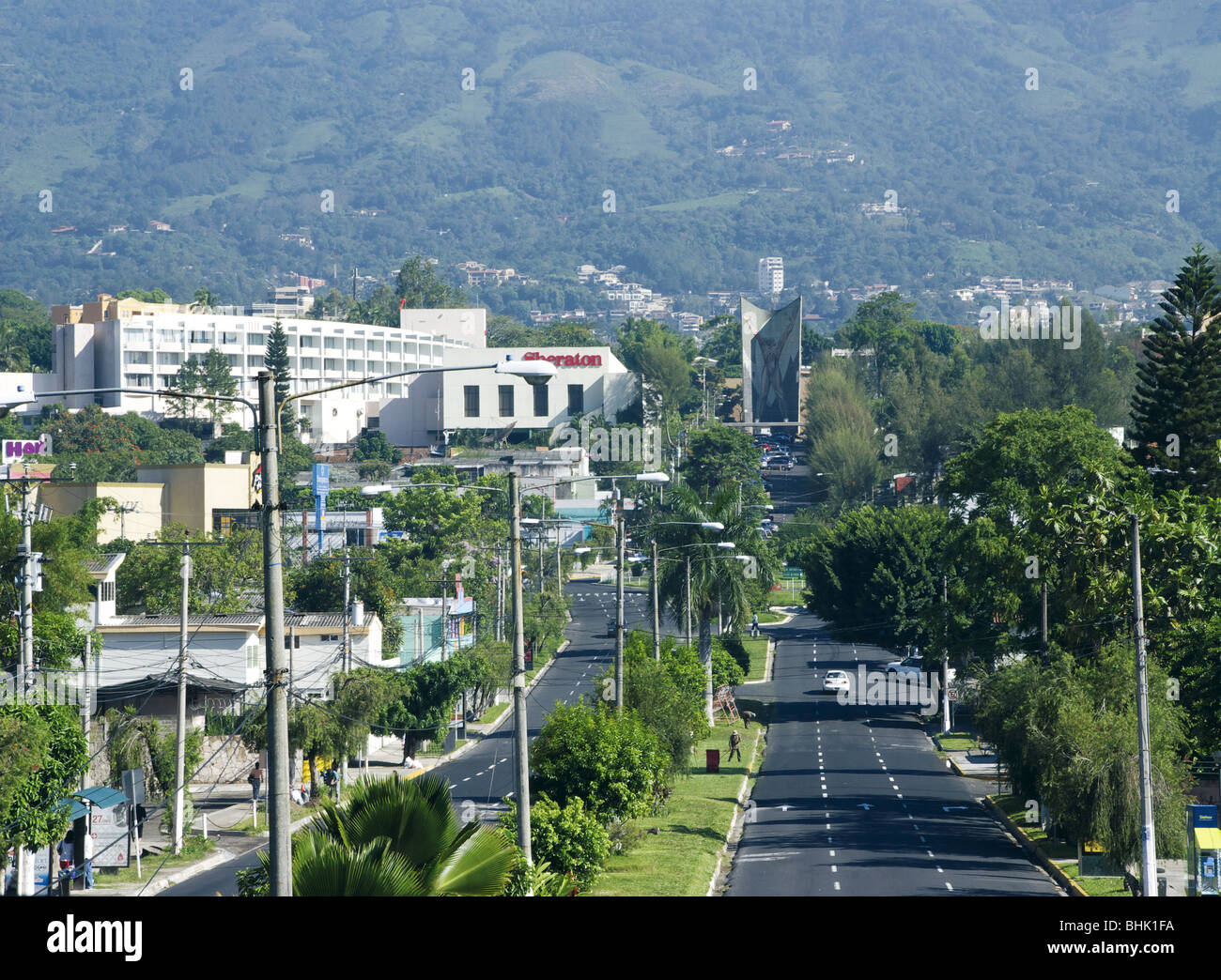 El Salvador. La ville de San Salvador. Avenue de la Révolution. Banque D'Images