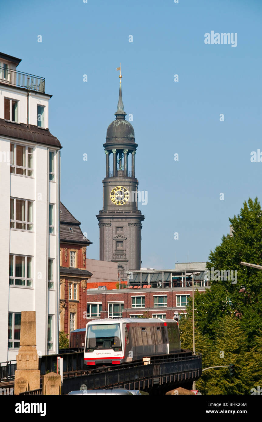 Hochbahn und Turm von Michel (St Michel), Hamburg, Deutschland | Underground et tour Saint Michel, Hambourg, Allemagne Banque D'Images