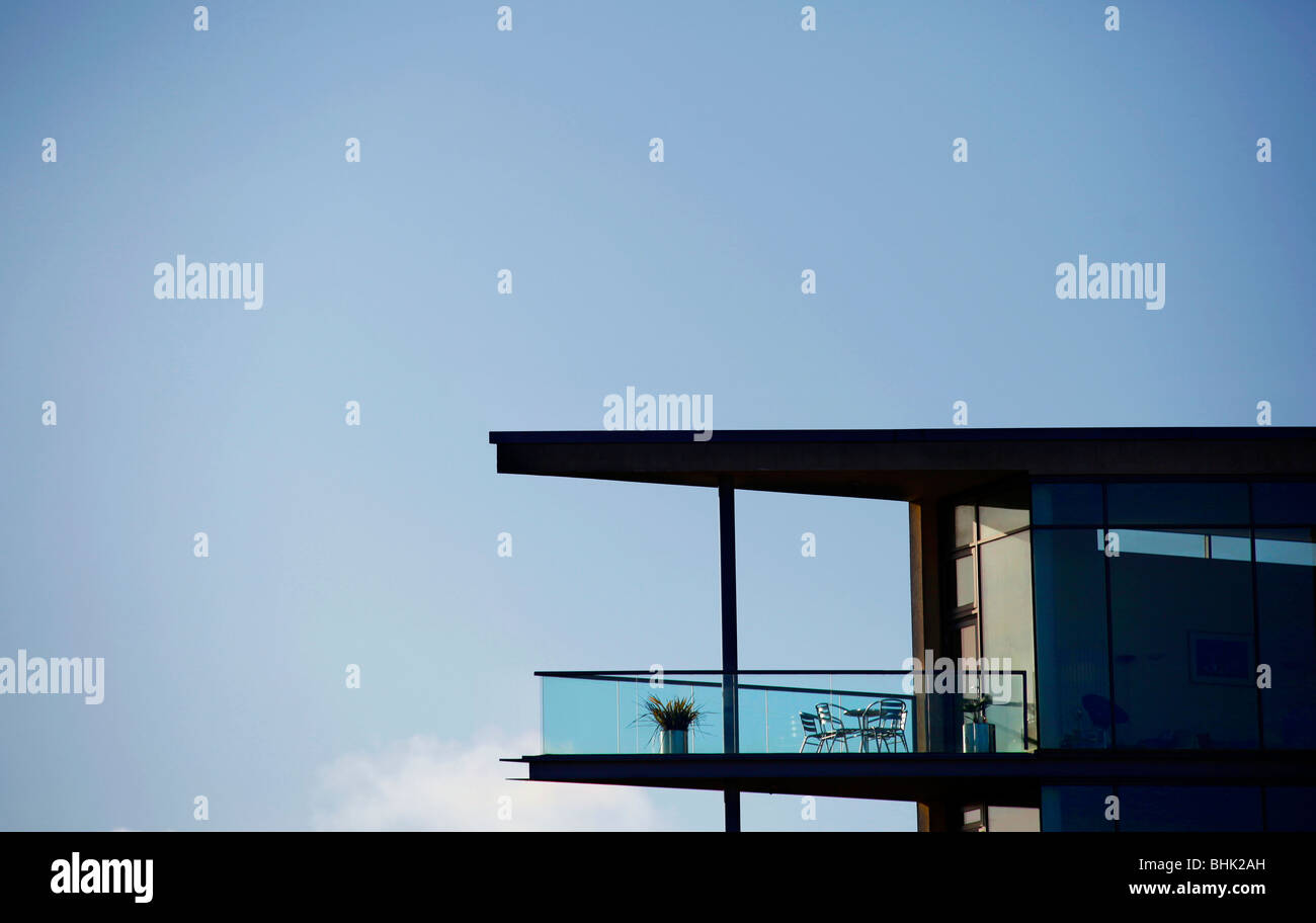 La silhouette d'un balcon moderne avec ciel bleu clair Banque D'Images