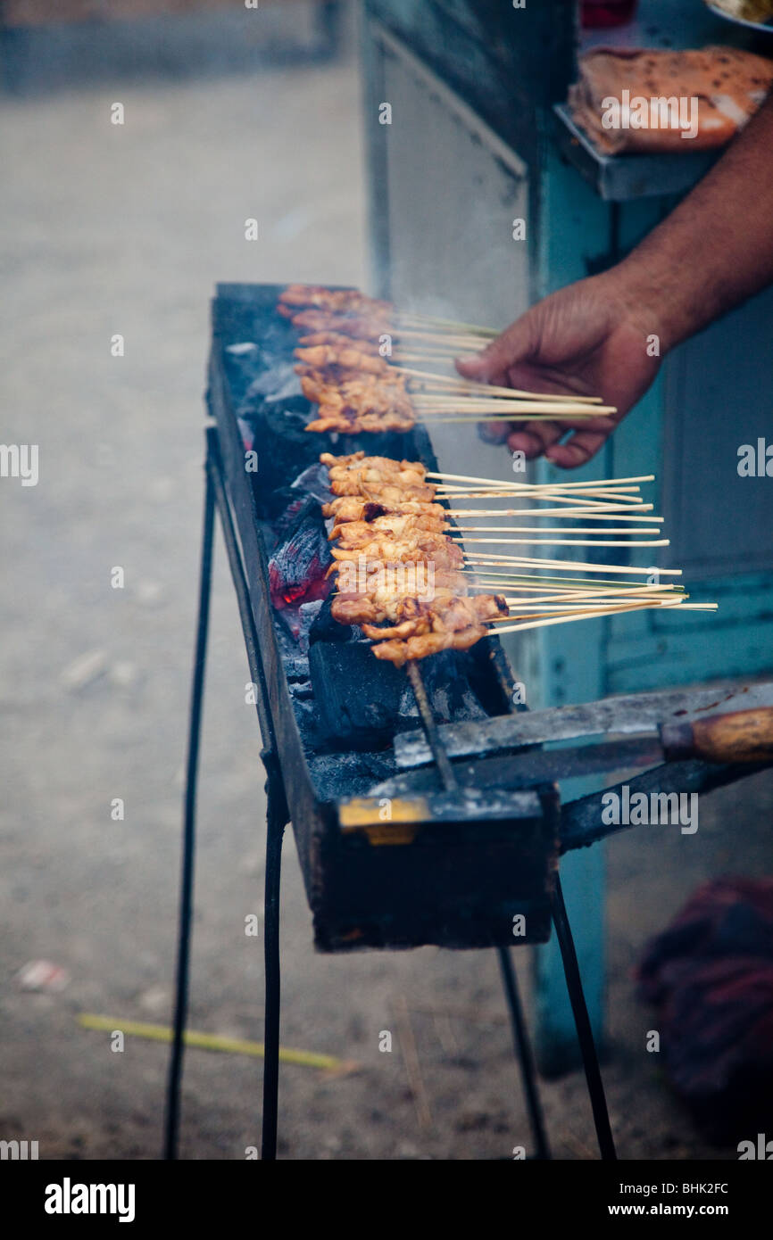Délicieux sate en préparation sur un gril chaud au marché de Bima, Sumbawa Banque D'Images