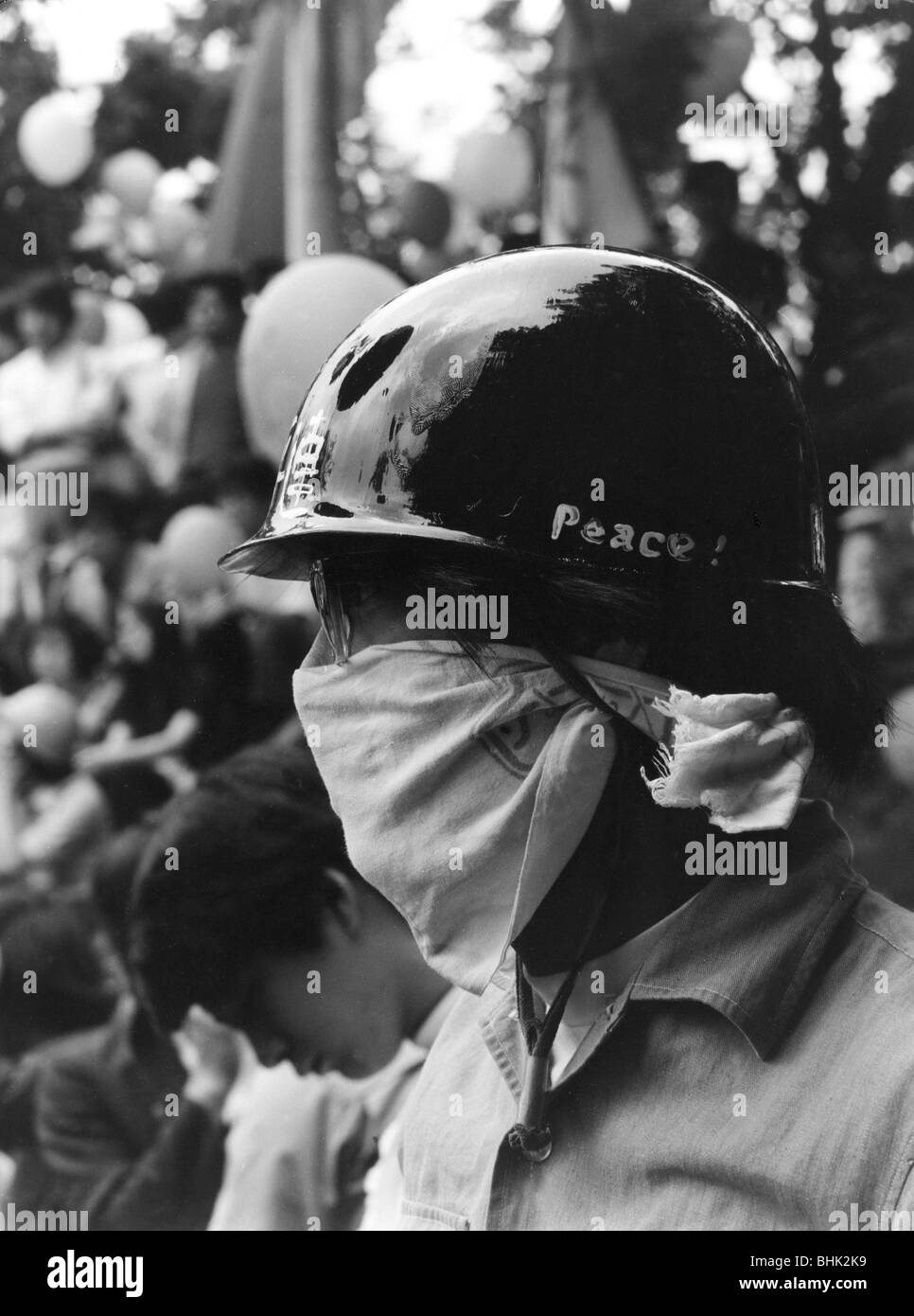 Géographie / voyage, Japon, politique, manifestations, étudiants manifestant contre la guerre au Vietnam, Tokyo, 1971, démonstrateur couvrant son visage avec un tissu, casque montrant l'inscription 'paix', Banque D'Images