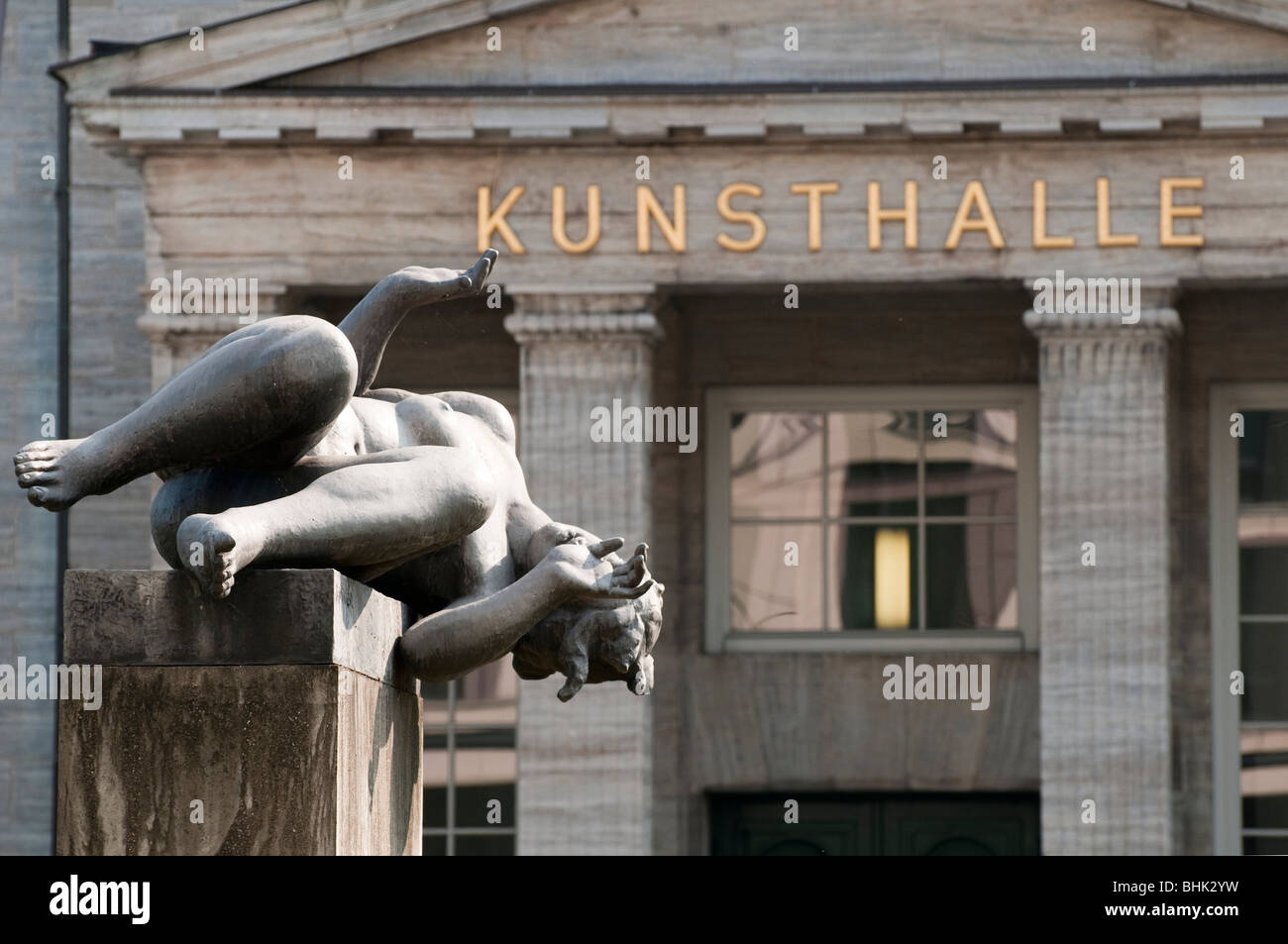 Sculpture 'la rivière' par Aristide Maillol en face du musée d'art Kunsthalle, Hambourg, Allemagne Banque D'Images