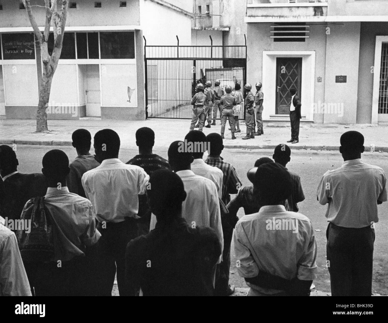 Géographie / voyages, Congo, politique, blocus de la République arabe unie et des ambassades algériennes, police et foule devant l'ambassade d'Egypte, Leopoldville, 6.10.1964, Banque D'Images