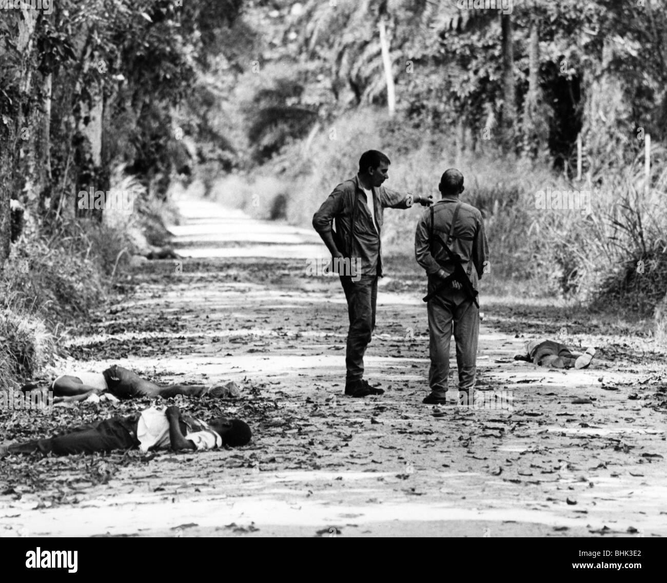Géographie / voyages, Congo, événements, Simba soulèvement 1964 - 1965, prise de Stanleyville par les forces gouvernementales, mercenaires et rebelles morts dans la rue à l'aéroport, 4.12.1964, Banque D'Images