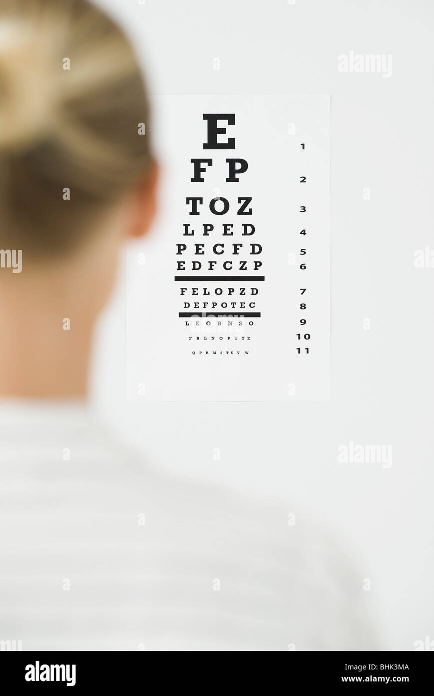 Woman taking eye exam Banque D'Images