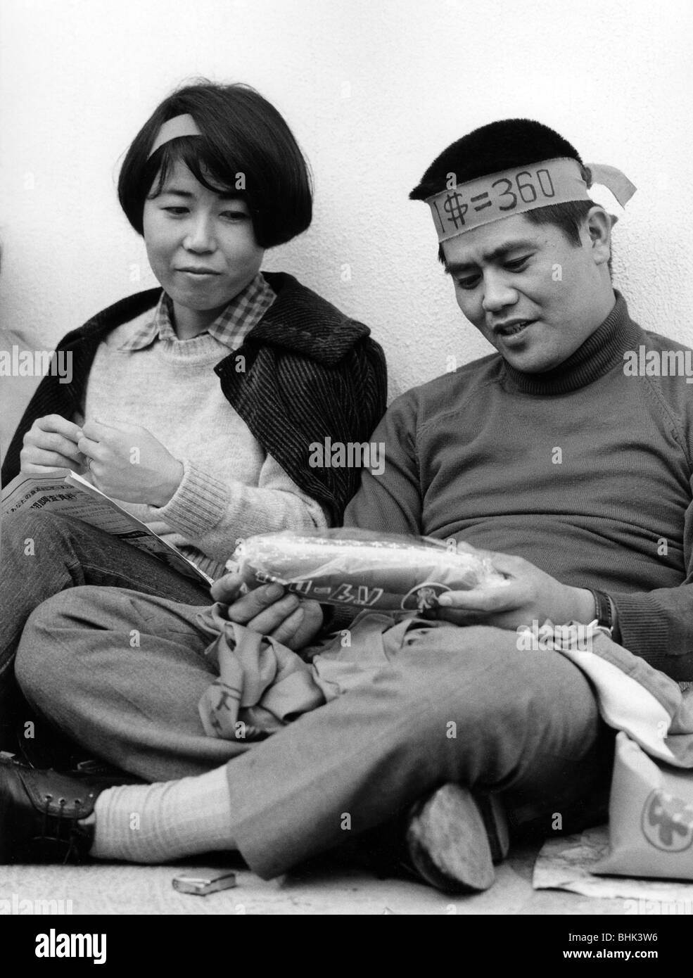 Géographie / voyages, Japon, gens, jeunes Japonais manifestant contre le faible taux de change Yen / Dollar, Naha, Okinawa, 1971, Banque D'Images