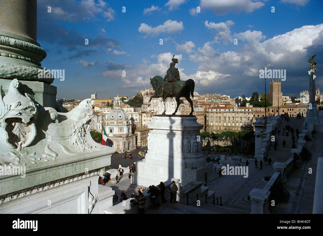 Rome. L'Italie. Monument à Victor. Le roi Victor Emmanuel est représenté sur une statue équestre de bronze donnant sur la ville. Banque D'Images