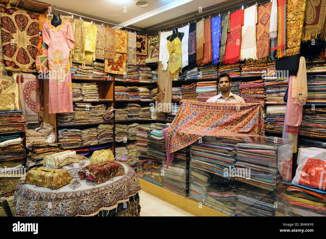 Le vendeur dans son magasin. Souk central de Sharjah, Emirats Arabes Unis Banque D'Images