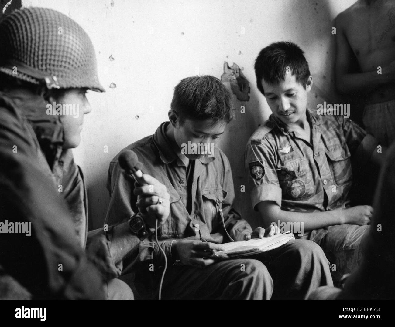 Événements, guerre du Vietnam, capturé Nord-Vietnamien soldat écrivant une lettre maison, Quang Tri, Sud Vietnam, septembre 1972, Banque D'Images