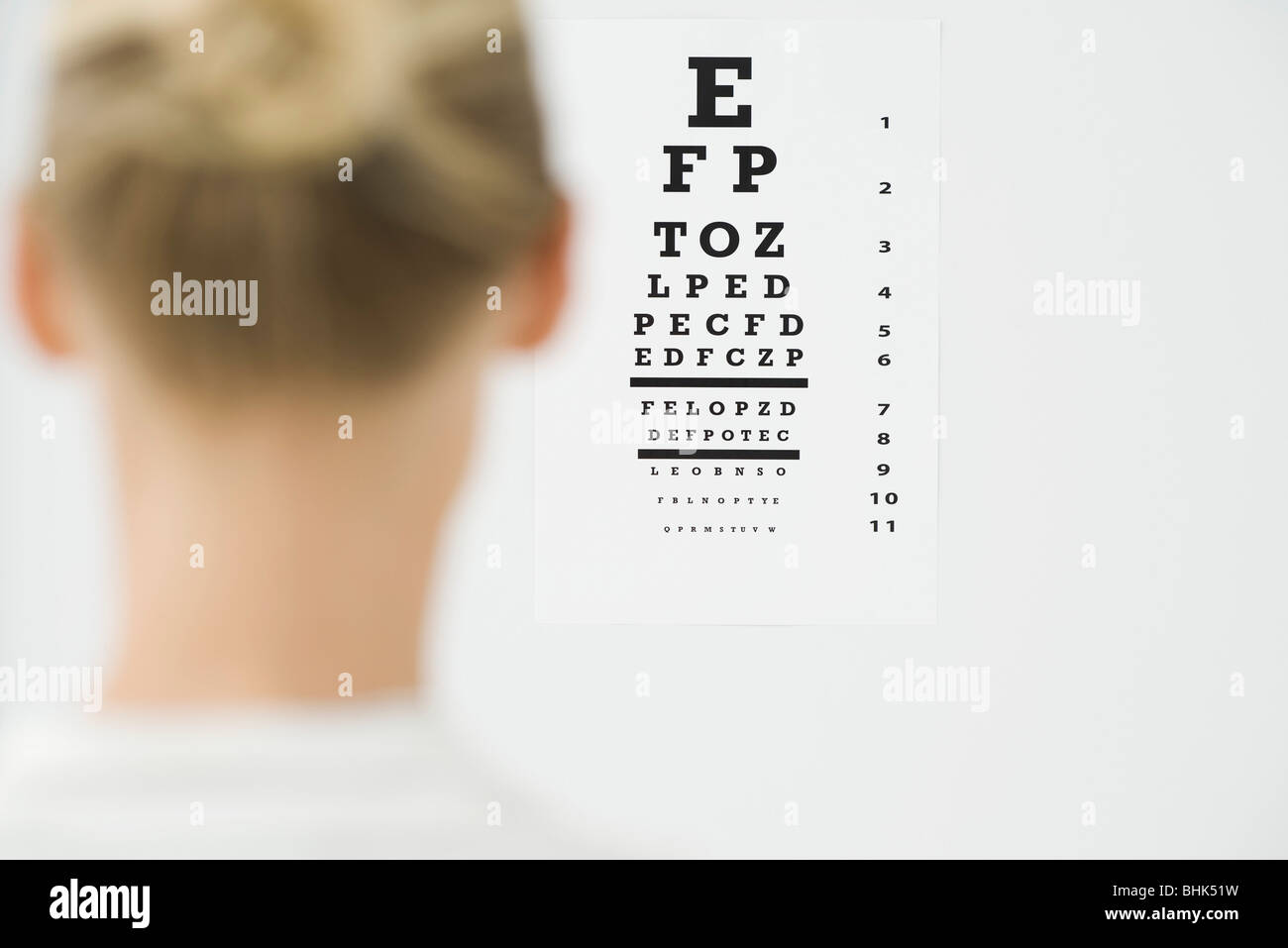 Woman taking eye exam Banque D'Images
