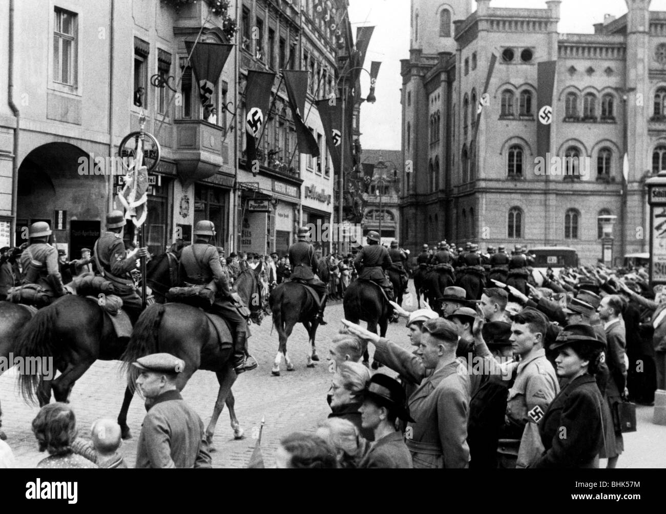 Nazisme / socialisme national, politique, occupation des Sudètes, 1.10.1938 - 10.10.1938, montage de l'unité Wehrmacht dans une ville, accueilli par les citoyens, Banque D'Images