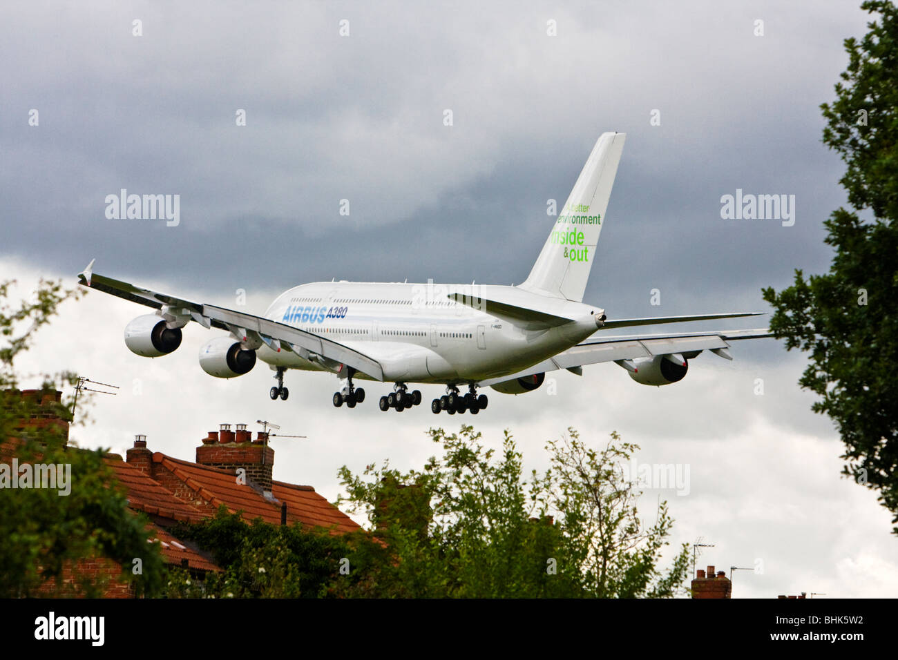 Un Airbus A380 à l'approche, à proximité de maisons privées, l'aéroport de Manchester, Angleterre, RU Banque D'Images