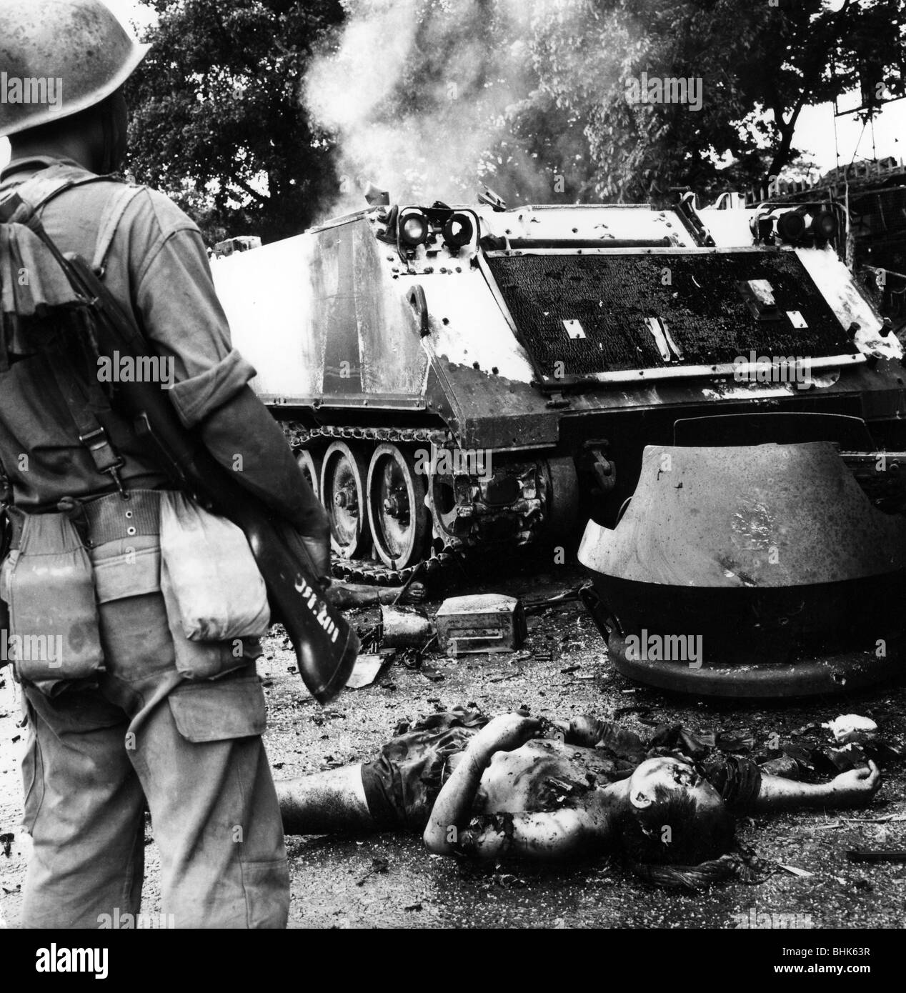 Événements, guerre du Vietnam, corps morts et véhicule militaire détruit après une attaque du Viet Cong contre Phnom Penh, capitale du Cambodge, 7.10.1972, Banque D'Images