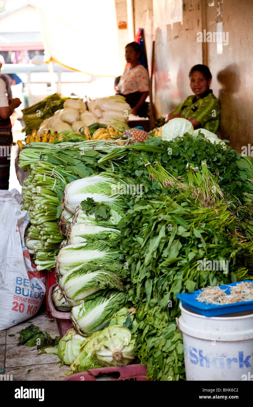 Bloquer la vente de légumes dans un marché à Bajawa, Indonésie Banque D'Images
