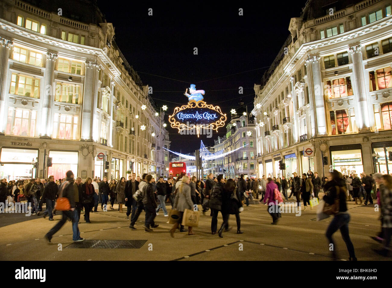 Shopping de Noël à l'intersection de la rue Oxford Street et Regent Street Banque D'Images