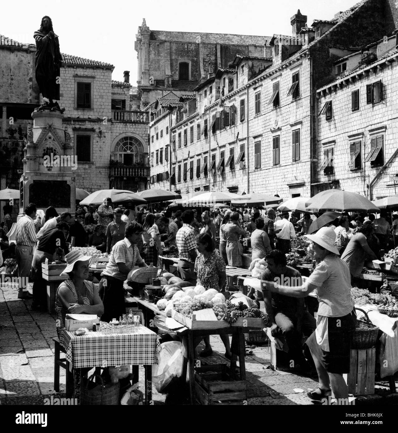 Géographie / voyages, Croatie, Dubrovnik, marchés, marché sur la place Gunduliceva Poljana, 1963, Banque D'Images