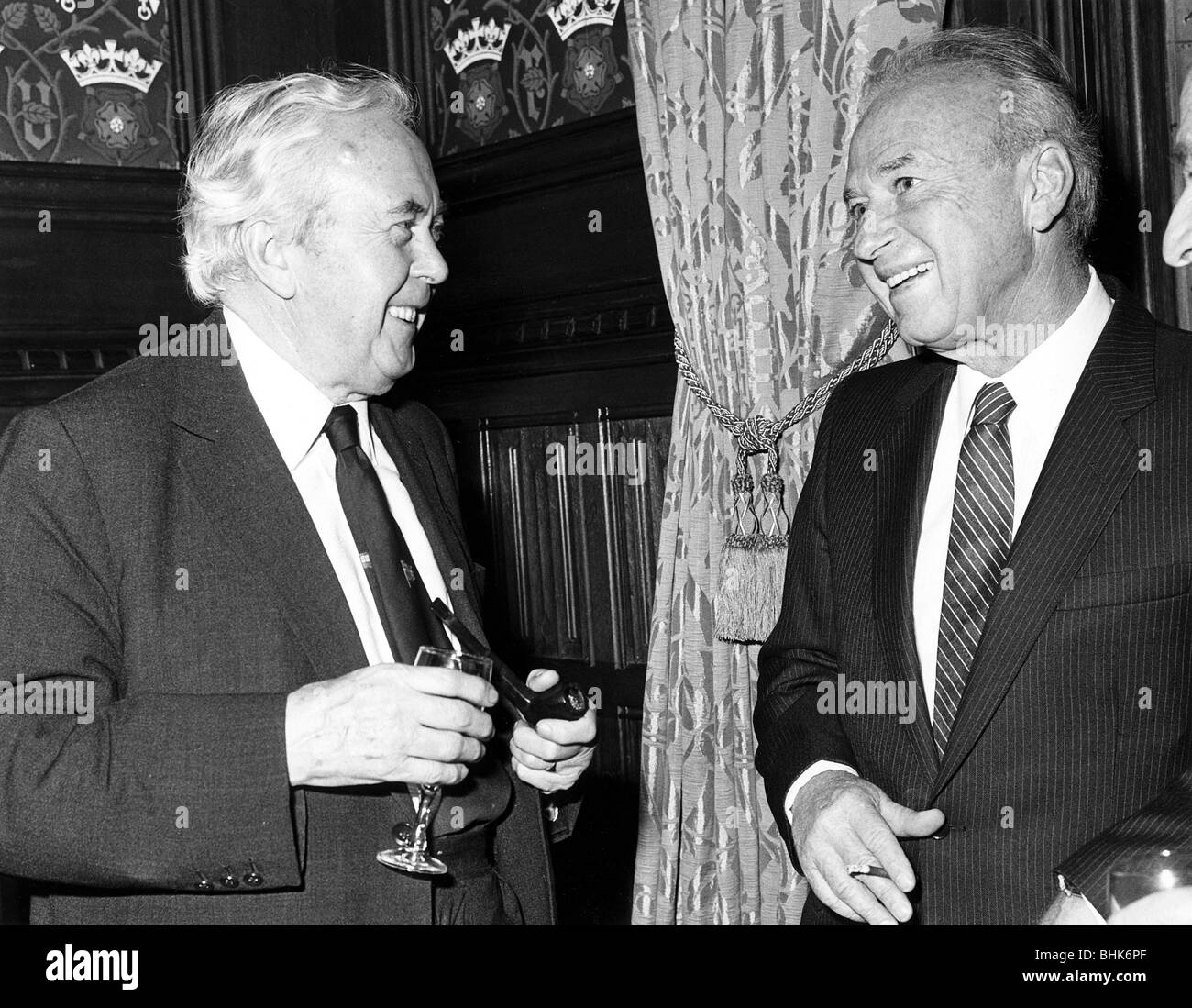 Yitzhak Rabin (1922-1995), premier ministre d'Israël avec Harold Wilson, ancien Premier ministre de Grande-Bretagne, 1982 Artiste : Sidney Harris Banque D'Images