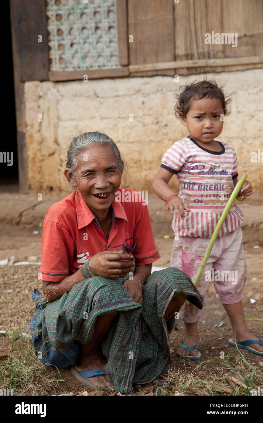 Femme âgée avec son petit-enfant. La femme a des dents pourries à cause de la constante de bétel Banque D'Images
