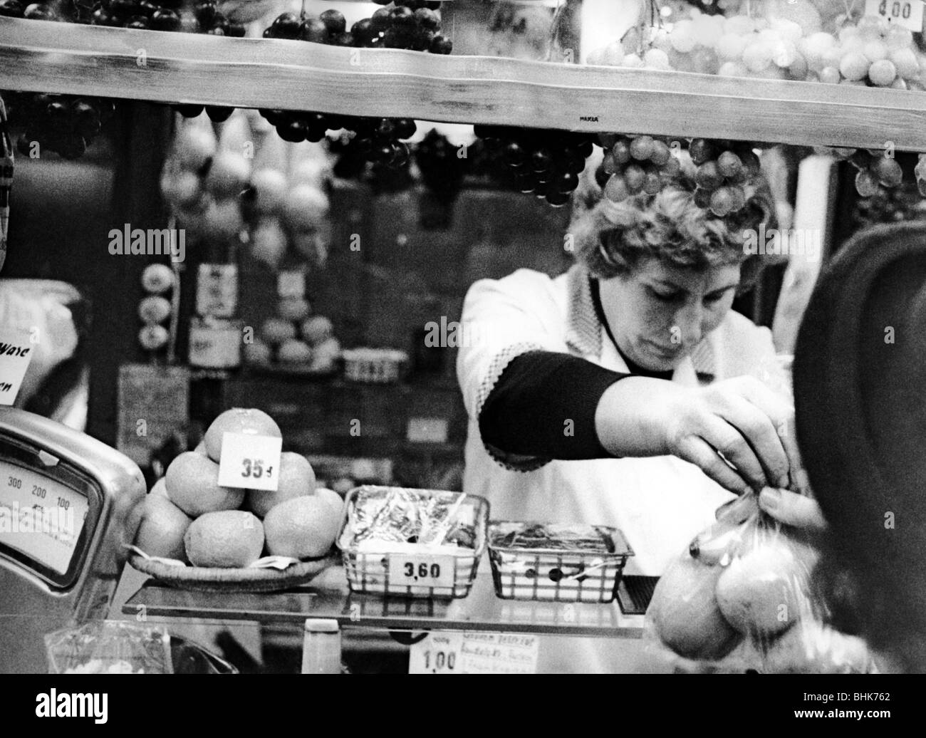 commerce, boutiques, boutique de fruits, femme devant la fenêtre commerçante, fin des années 1960, Banque D'Images