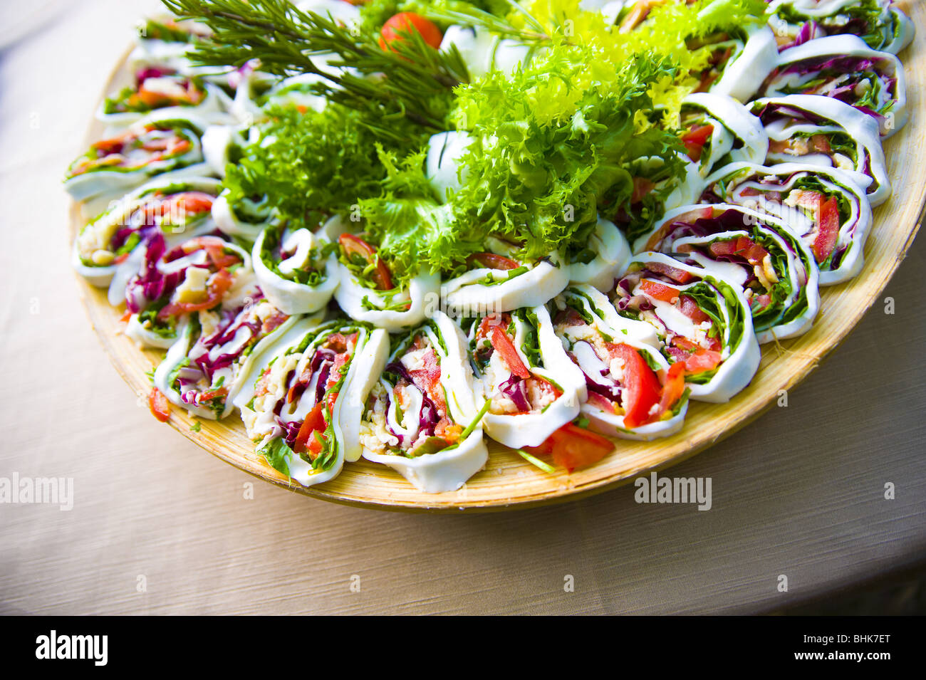 Tranches de mozzarella farcie aux légumes Banque D'Images