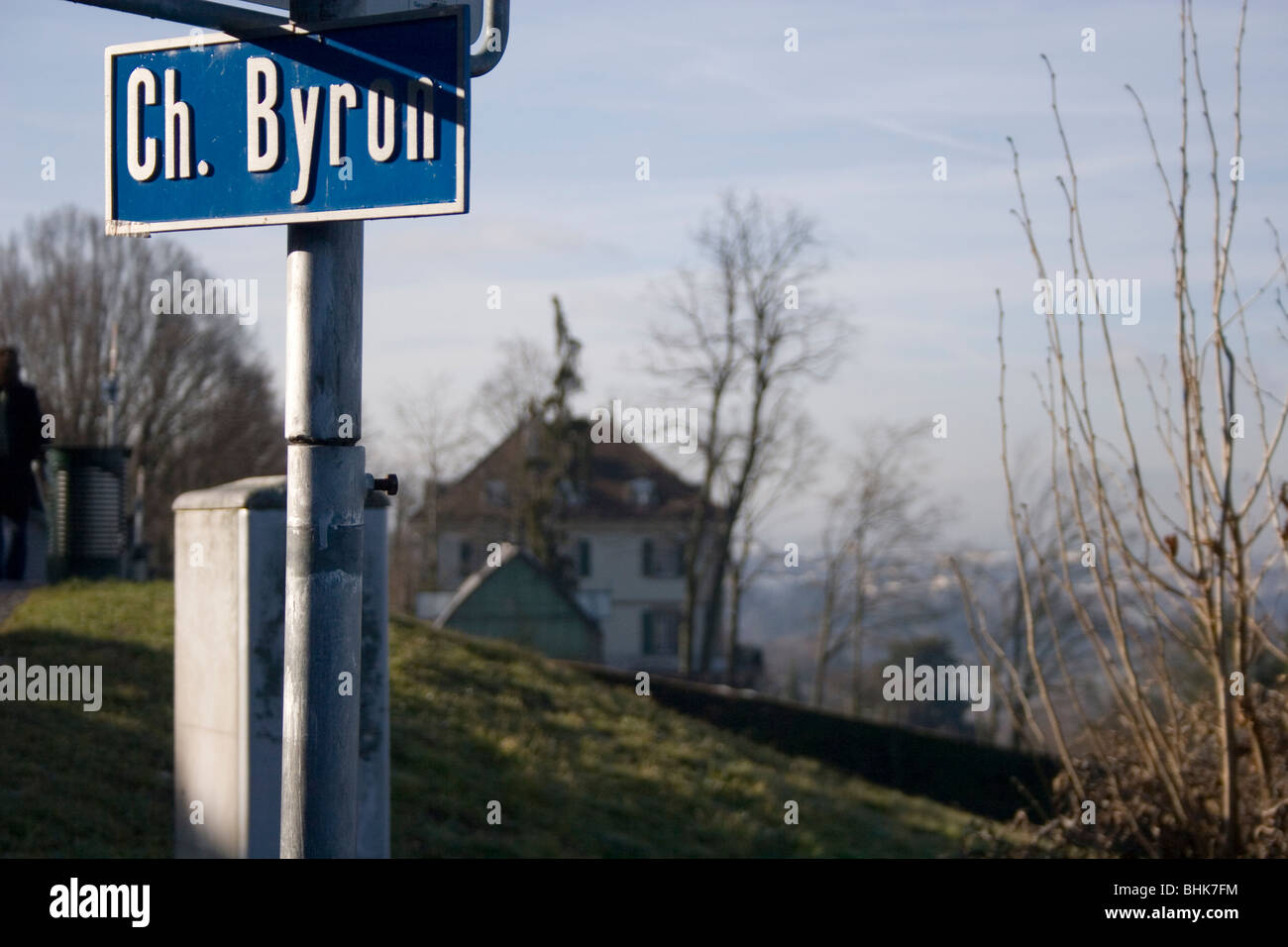 Plaque de rue : 'Ch. Byron' avec la Villa Diodati en arrière-plan, le lac de Genève, Suisse. Banque D'Images